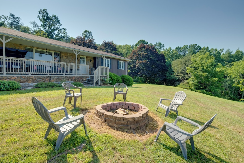 11 Mi to Asheville: Scenic Retreat w/ Game Room