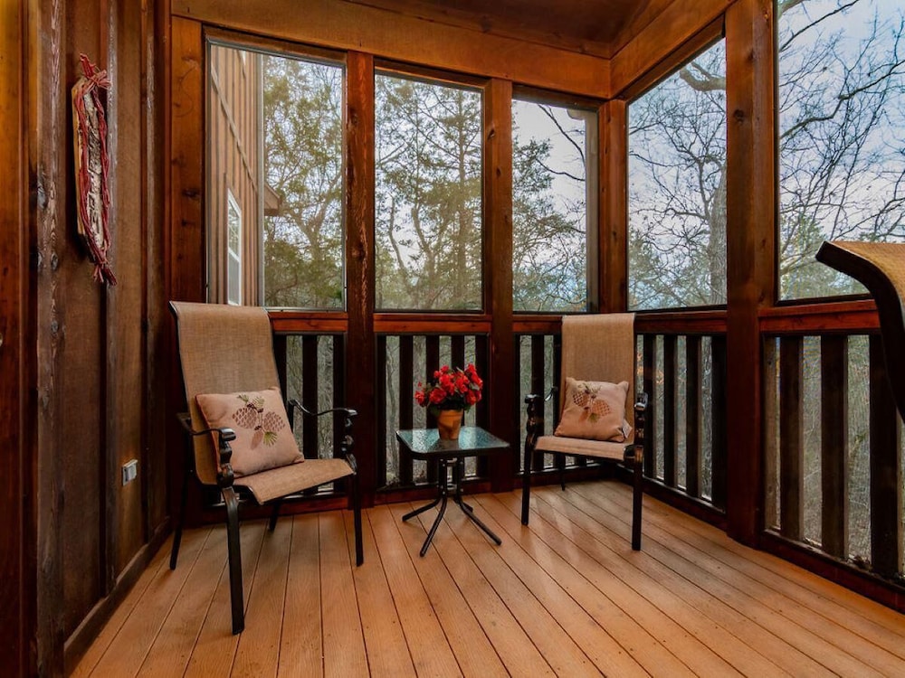 Bear Hug - Cabin Comfort - Outdoor Pool - Walking Trails -family/group Fun! view 4