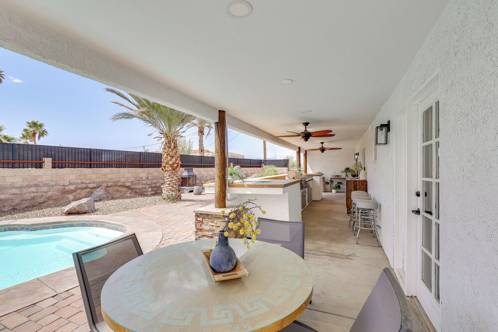 Poolside Relaxation: Group-friendly Home in Havasu