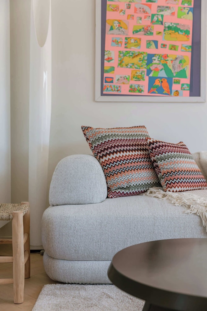 The Sassy Summit - Chic Comfort Views Good Vibe