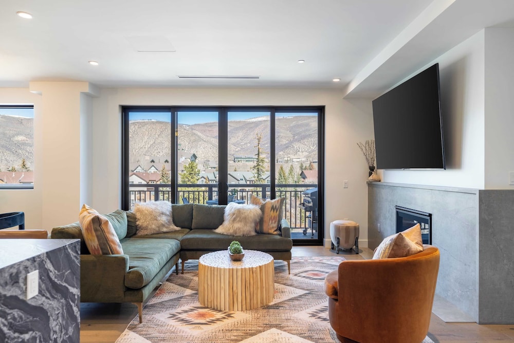 Luxe 3bdr Near Vail w/ Views Gym, Pool, Game Room Alpine Oasis at Frontgate