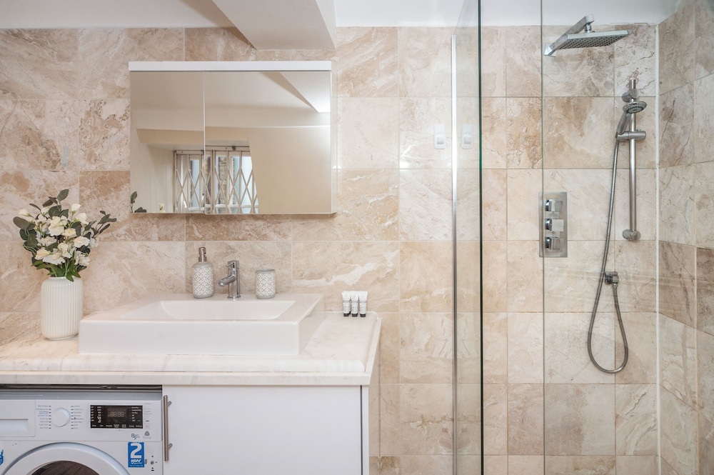 Spacious 3BR 2BA Flat in Central Soho