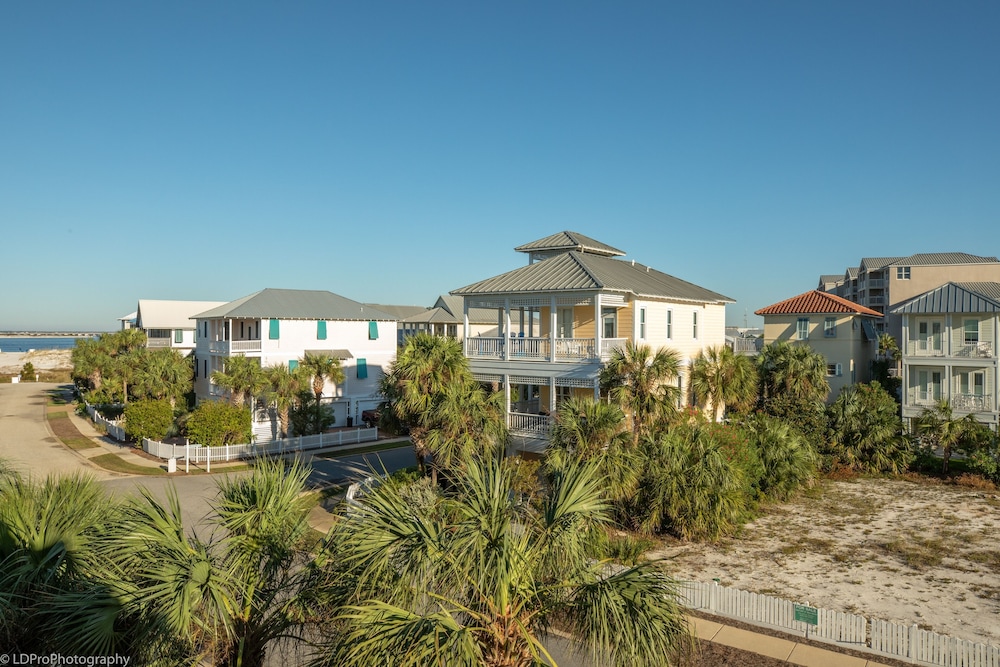 Stella Maris 4 Bedroom Home by RedAwning