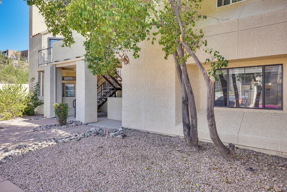 2 Mi to Tucson Mall: Condo w/ Pool & Hot Tub!