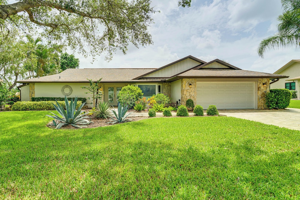 10 Mi to Beach: Poolside Paradise in Fort Myers!