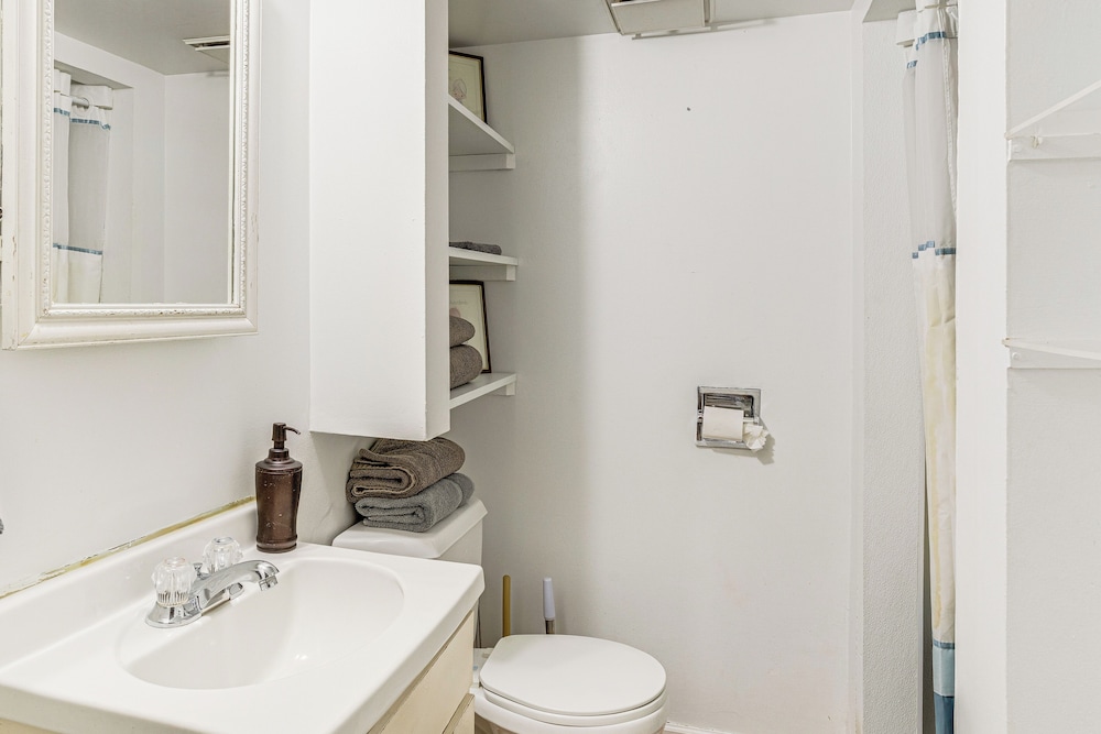 7 Mi to Dtwn Denver: Home w/ Large Yard!