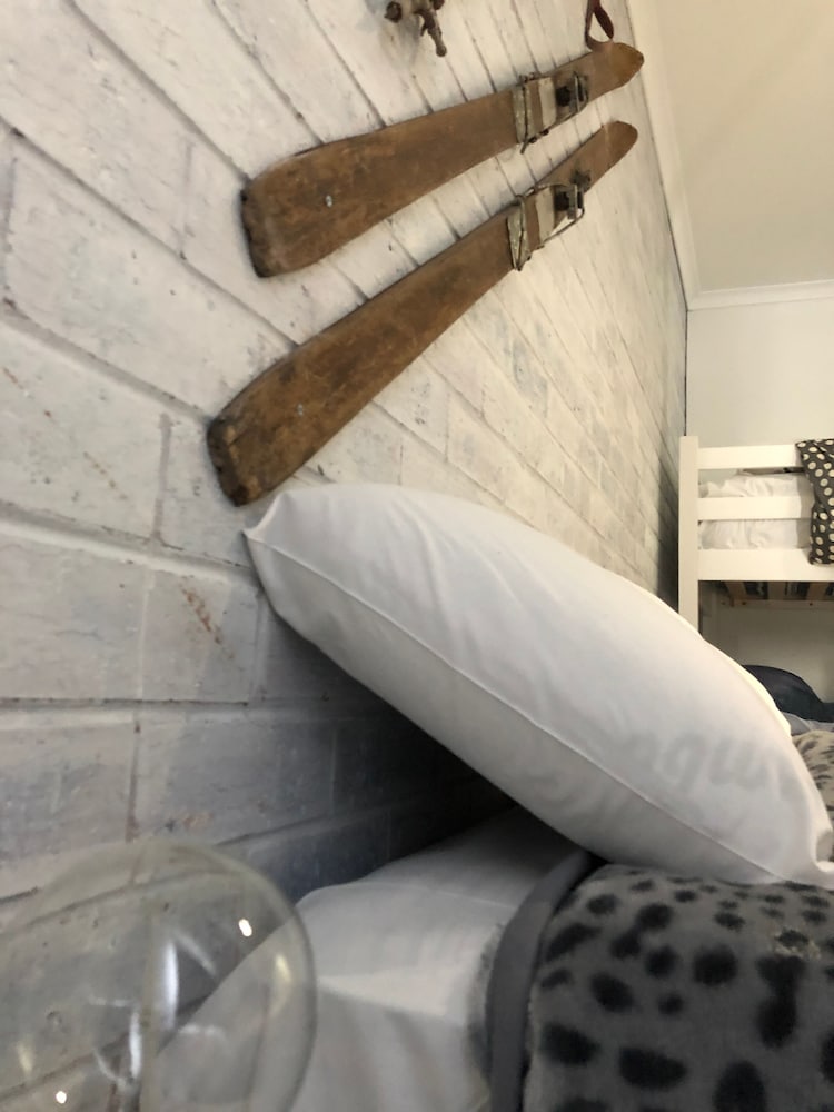 1 Bedroom Lawlers 24 view 4