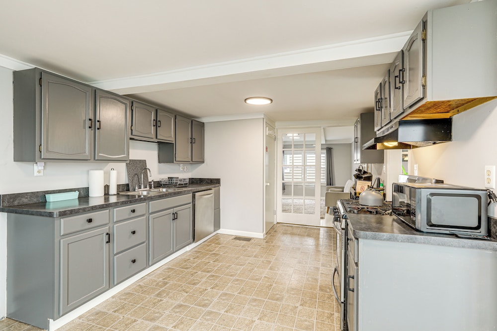 1 Mi to Bradley Beach: Family-friendly Home!
