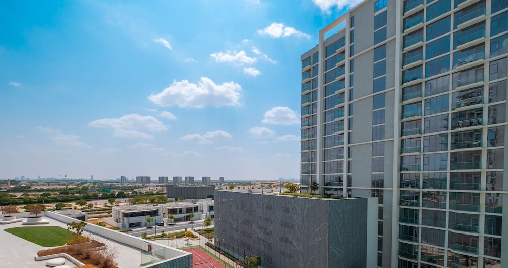 LUX | 2BR Lagoon View – District One, 10–15 min Burj Khalifa