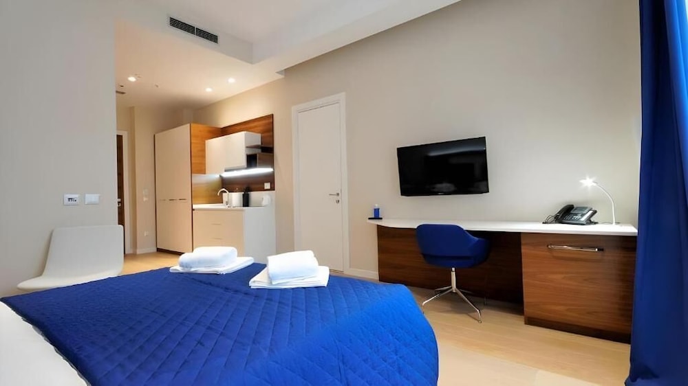 Condo Studio Plaza