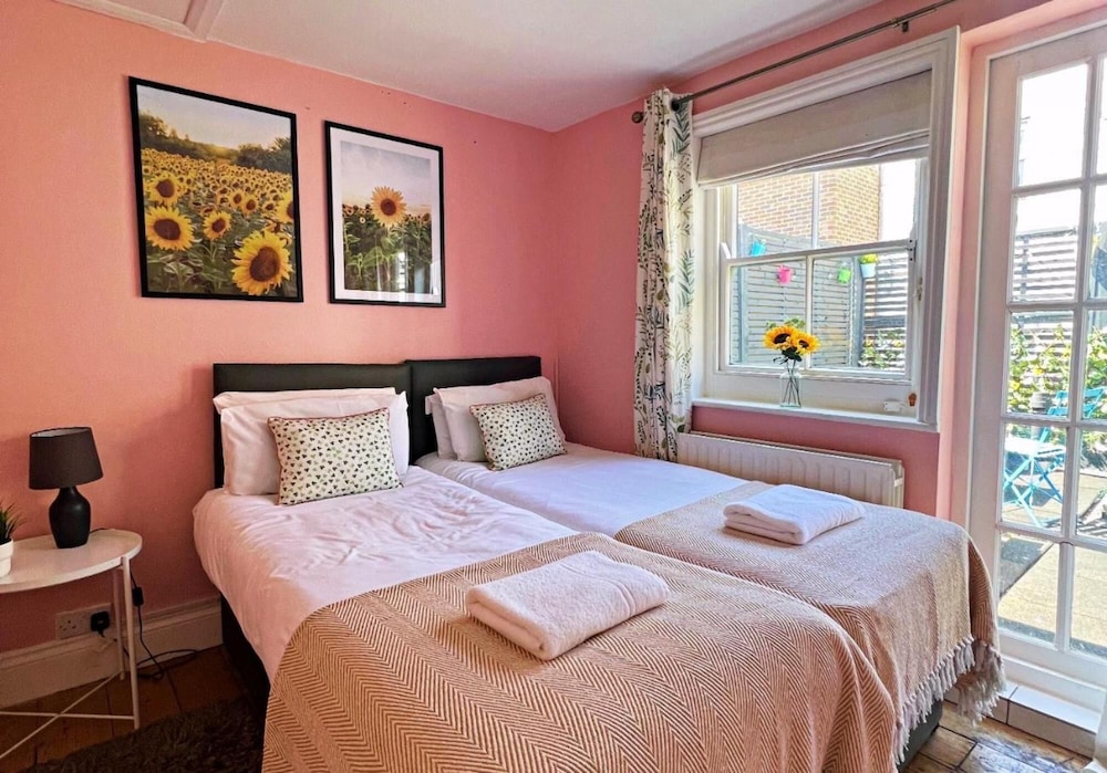 Sunny Cottage - Central Brighton Lanes - Sleeps 6 to 8 Guests view 2