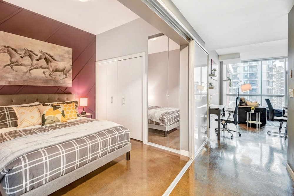 Downtown Condo w Incredible Views and BBQ