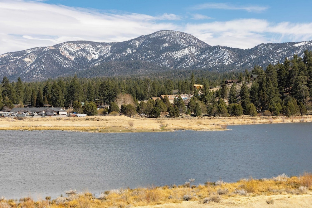 Group Cabin + Lake and Mountain View Pet-friendly, Fireplace, Games, Loft