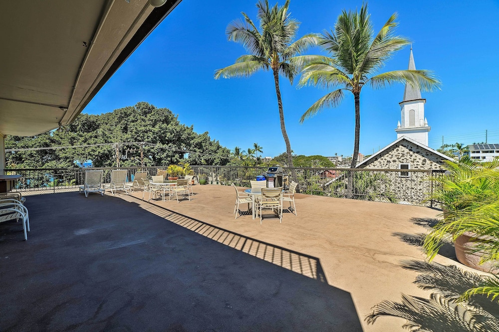 Downtown Air Conditioned Condo: Walk to Beaches