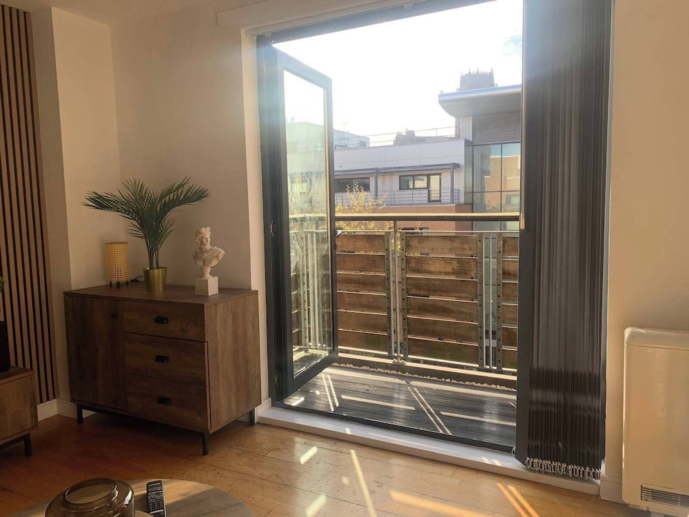 Central Liverpool Apartment-sleeps 6-free Parking