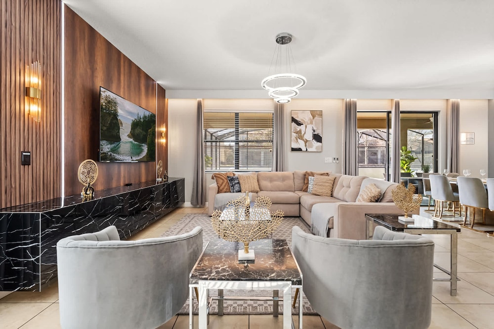 Upstay Movie-themed Mansion w Arcade Pool Hot Tub