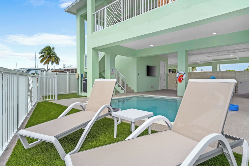 Aqua Verde Waterfront Lux Gem Dock Game Room