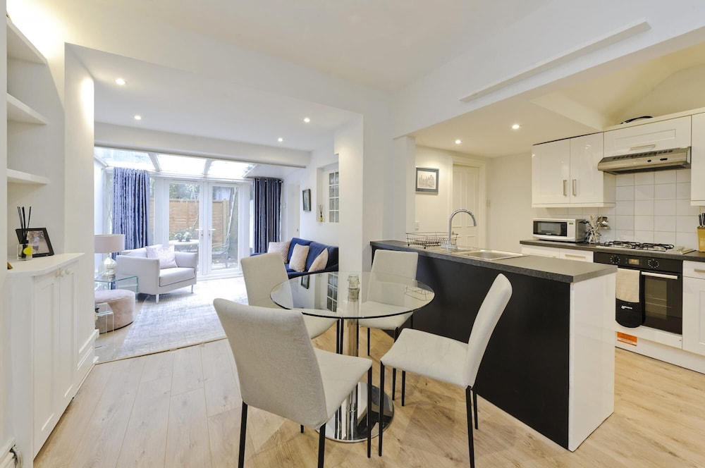 Cosy 2 Bedroom Flat in Shepherds Bush