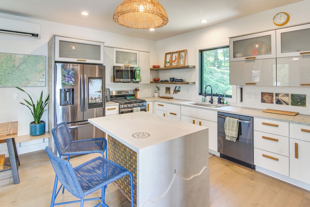 Rooftop Deck, Sweeping Views: Chic Home in Brevard