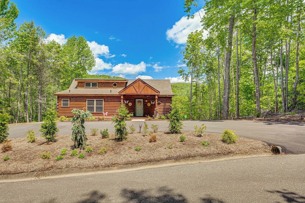 Lakefront Cabin in Elk Park w/ Hot Tub & Mtn Views