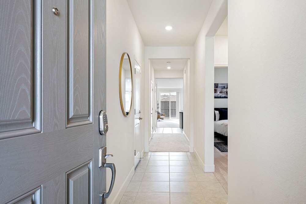 Stylish Sleek 4BR Nevada Home Near Downtown Reno view 5