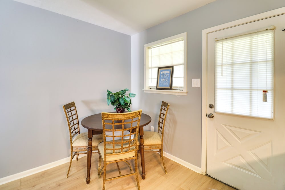 Walk to Eats & Entertainment: Home in Brookhaven