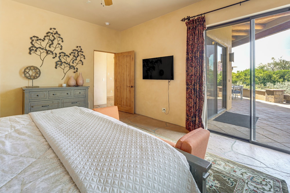 1/2 Mi to Airport Mesa! Hot Tub Haven w/ Mtn Views