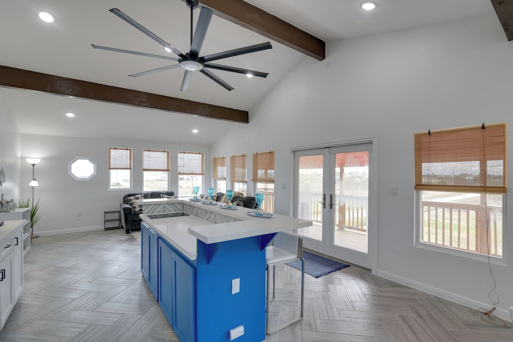 Balcony & Sunset Views: Coastal Port Bolivar Gem