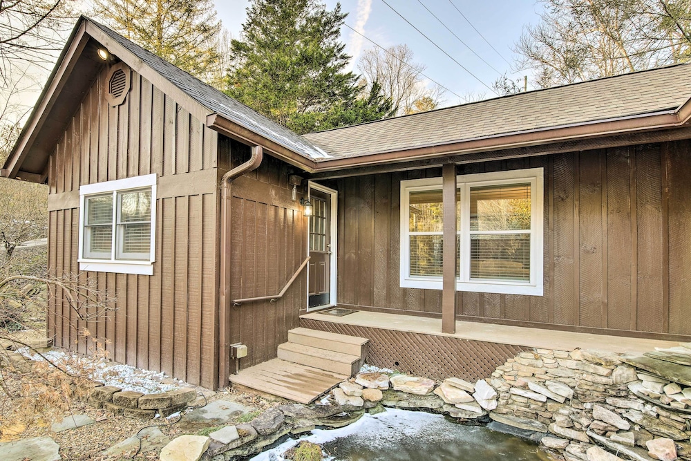 Pet-friendly Gatlinburg Cabin w/ Hot Tub!