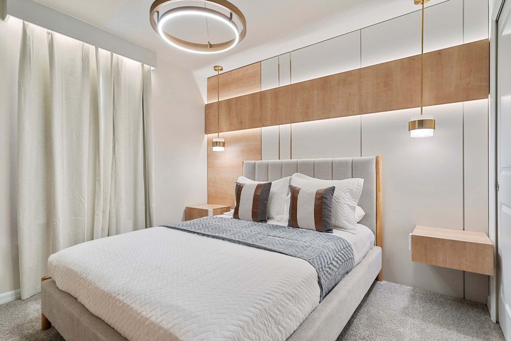1149 Spacious Family 5-bedroom Townhome