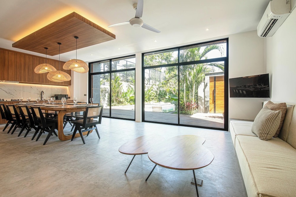 Opulent 5BR Modern Villa 400m From the Ocean
