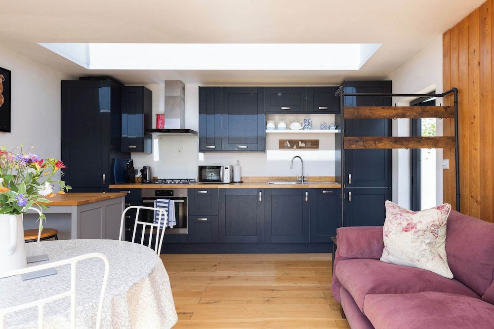 Spacious Coastal Retreat for 10 in West Wittering