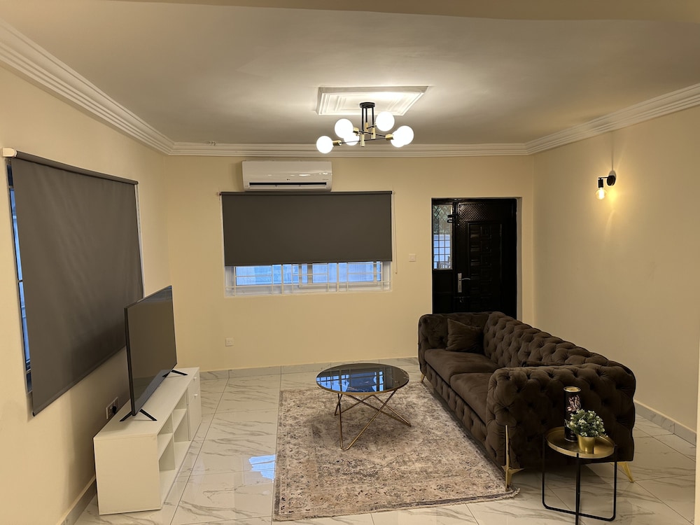 3 Bed Apartment Sleeps 6 - Parking, Patio, Wifi view 4