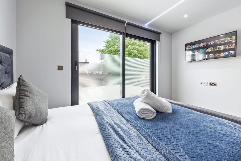 Serviced Modern Luxury Flat Near Central London
