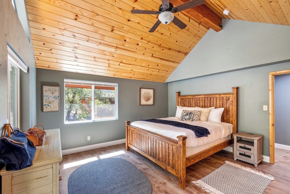 10 Mins to the Lake, Hot Tub & Game Room, Modern Cabin Bearpaw by Avantstay view 5