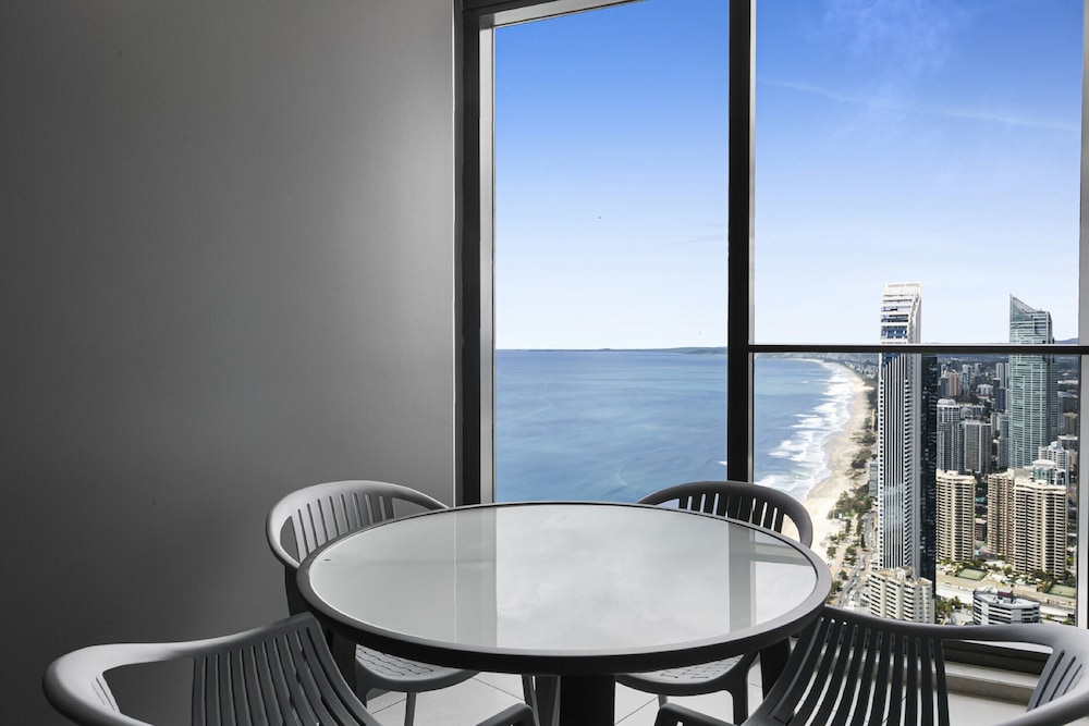 Oceanfront 2-bed With Spectacular View Pool & Gym