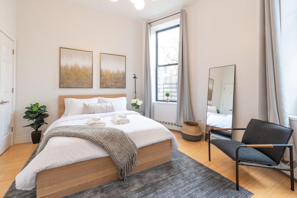 Cypress Court I by Rove Travel 2BR Harlem Apt