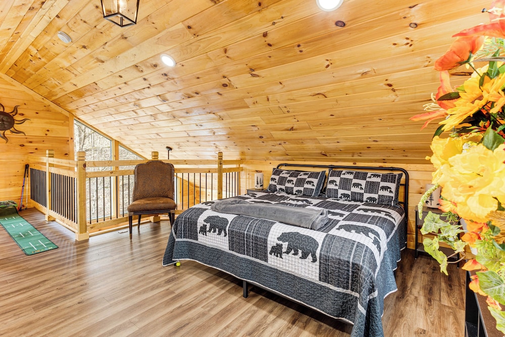 8 Mi to Dollywood: Cabin w/ Hot Tub & Decks!
