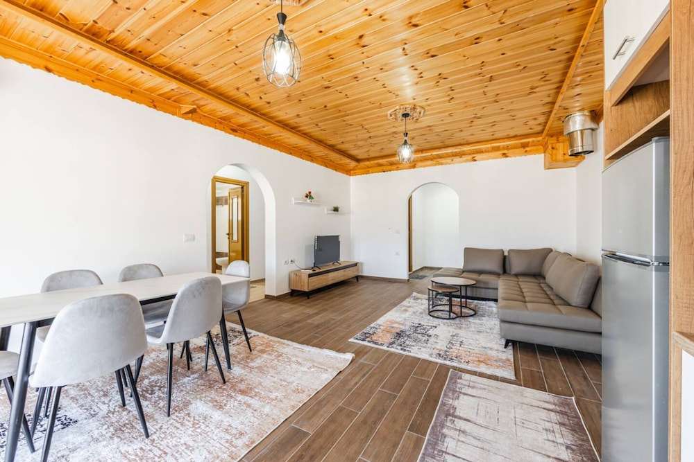 Hillside Apartment Gjirokast r 2