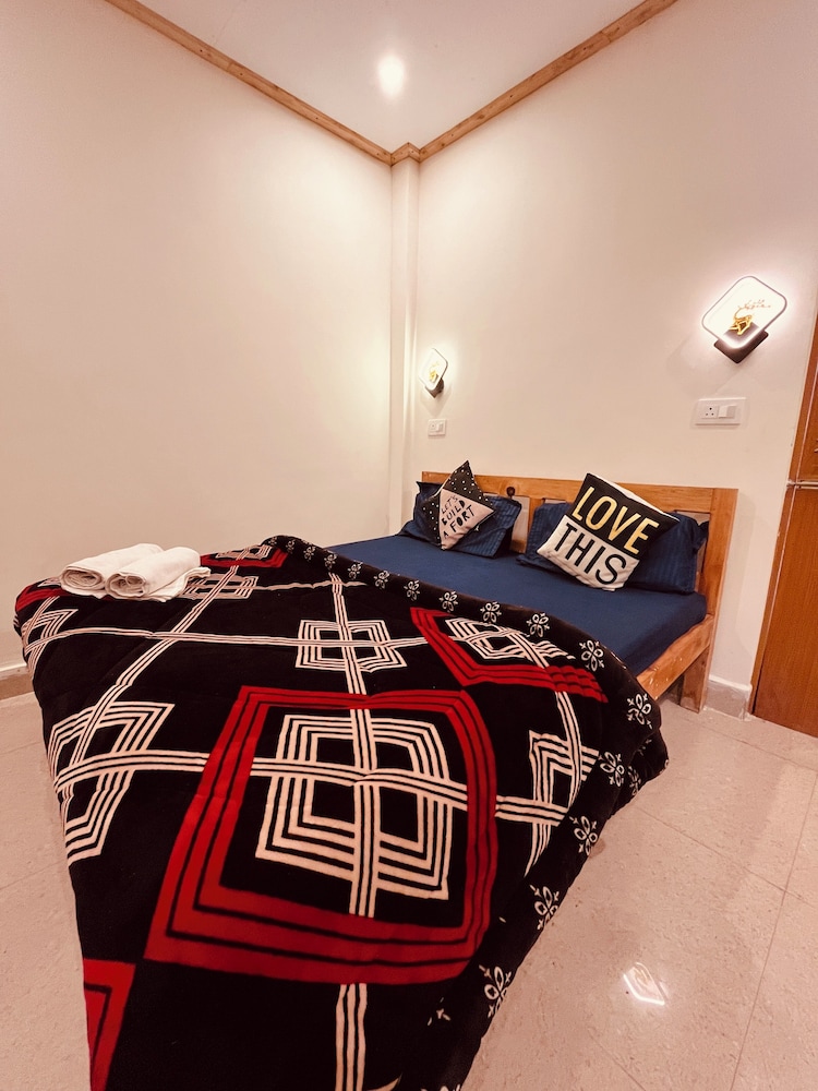 Skyard Hostel & Homestay (Harsil Valley)