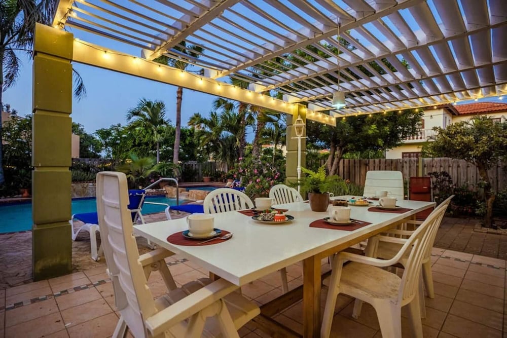 Spacious 5BR Home w Amazing Garden Privatepool