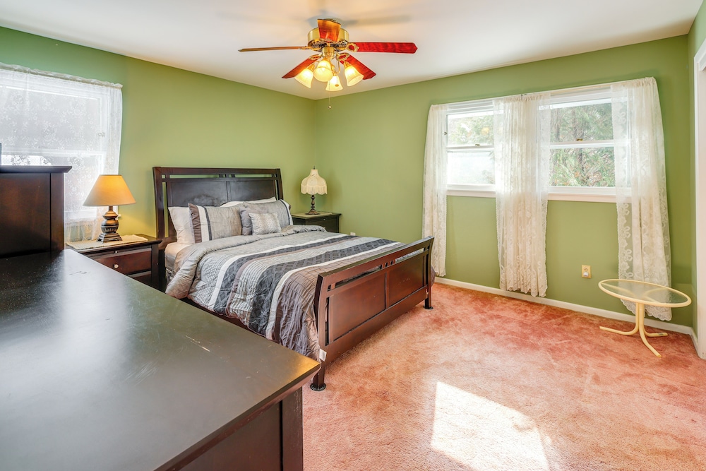 9 Mi to Lake George Village: Home in Queensbury