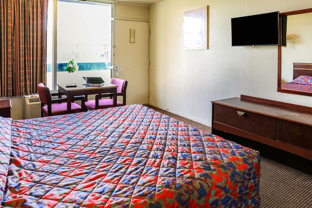 Opelika Vacations - Springwood Hotel - Property Image 27