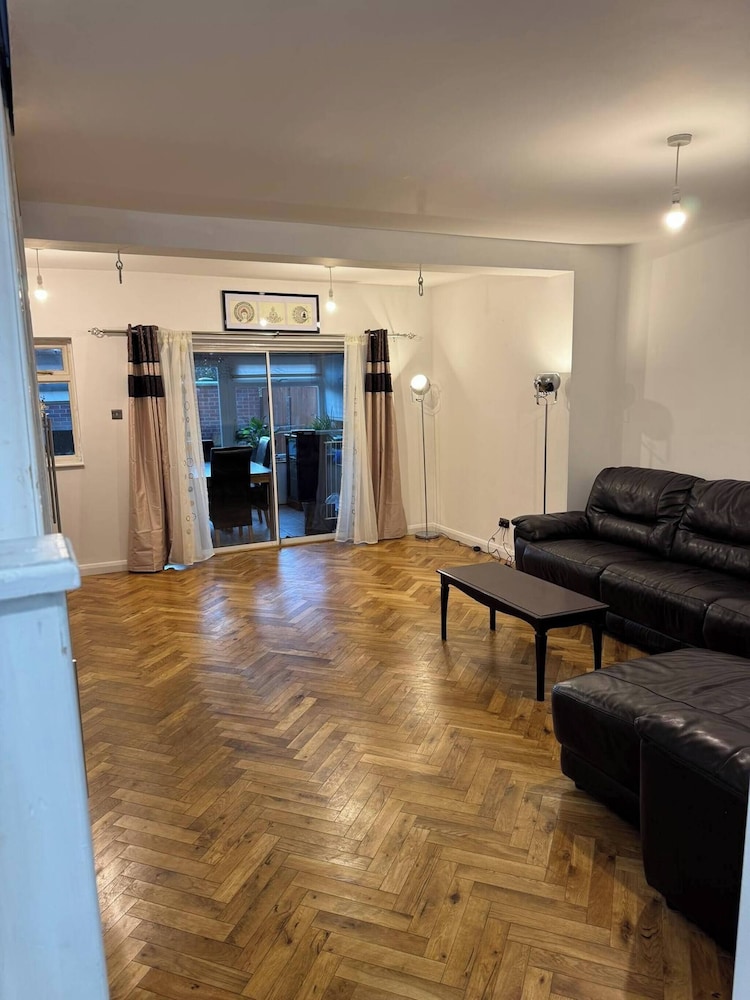 Spacious 4-bedroom Home in Ashford, Kent - Perfect for Families and Groups