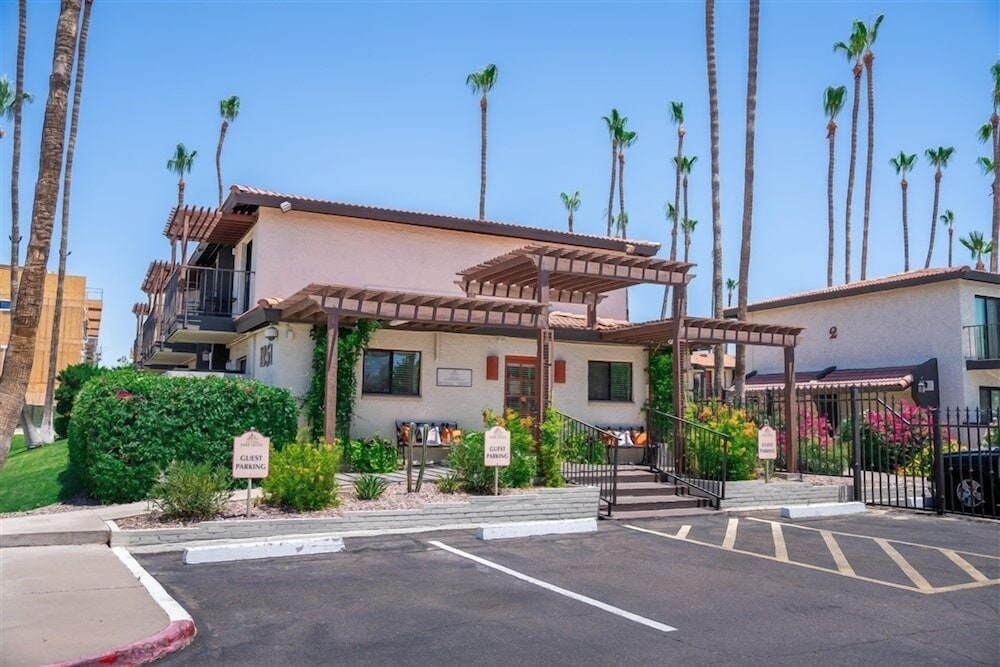 Scottsdale's premium short term getaway, Fully furnished 1 bedroom homes, FREE Golf, cable, utilities, Wi-Fi, parking, pool, and bike trails- Unit 221 by R