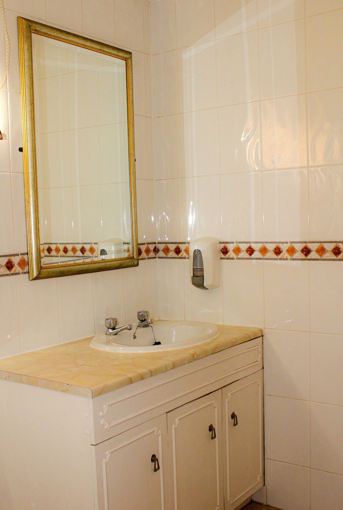 Rotherham Vacations - Consort Hotel - Property Image 1