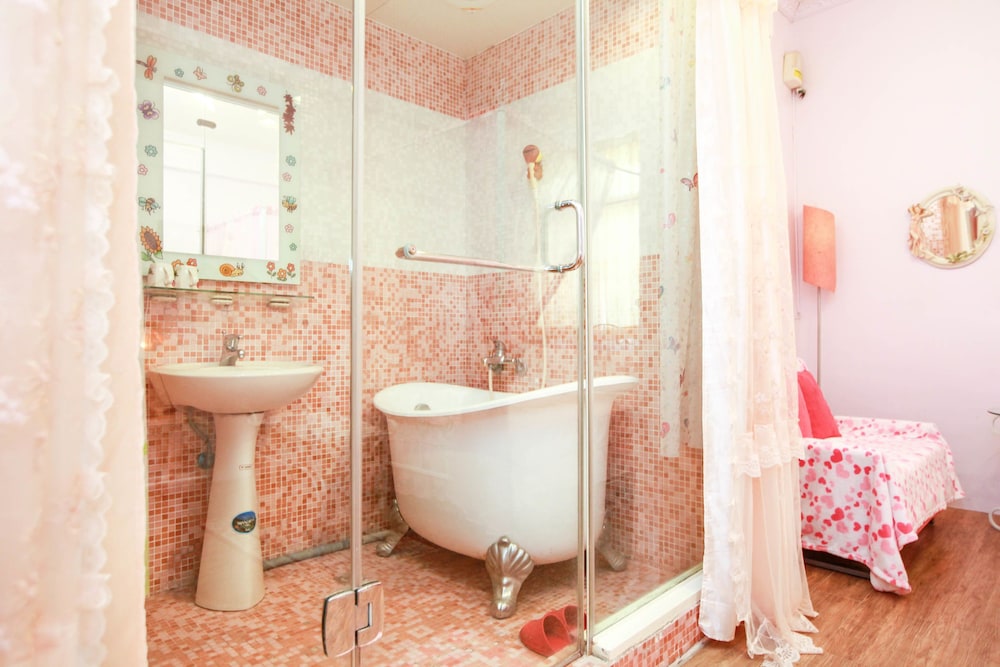 Love in Pearl Hostel