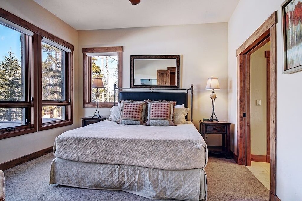 Mountain Majesty Manor 5 Bedroom Home by RedAwning