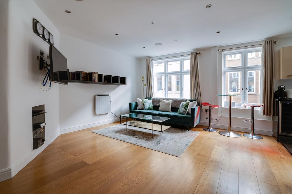 Lovely Charing Cross Apartment
