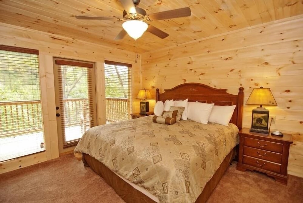 Pemberley Manor - 7 Bedrooms, 7.5 Baths, Sleeps 30 Home by RedAwning